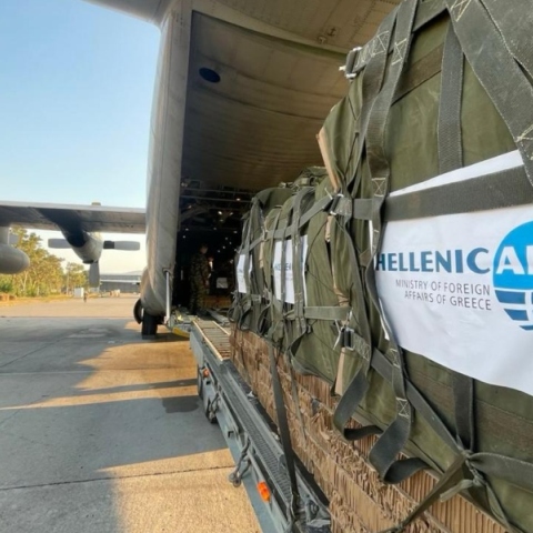 Η ελληνική ανθρωπιστική βοήθεια τη στιγμή της φόρτωσης με προορισμό τη Γάζα