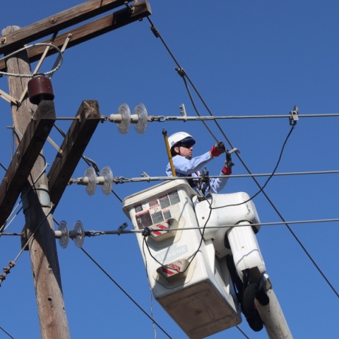 Υπάλληλος ΔΕΔΔΗΕ επιδιορθωνει καλωδια