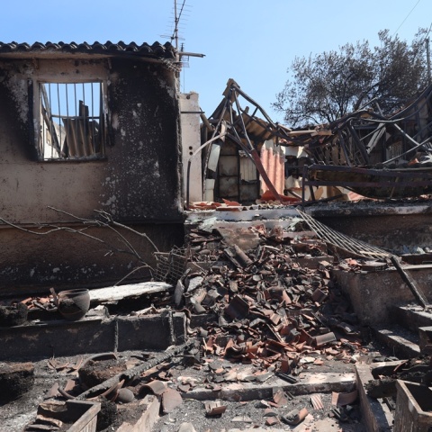 Η επόμενη ημέρα στην Κερατέα - Καμένα σπίτια, στάχτη και κορμοί που ακόμη καίγονται