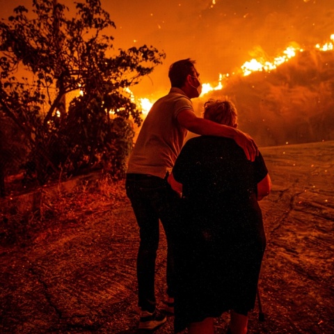 Άνδρας απομακρύνει γυναίκα από το σημείο της φωτιάς στην Αρχαία Ολυμπία
