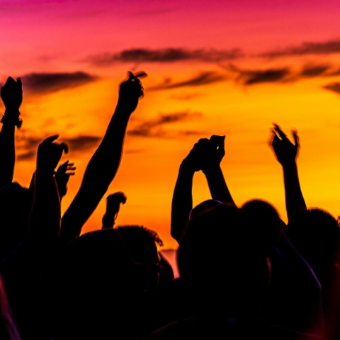 κοσμος χορευει στην παραλια