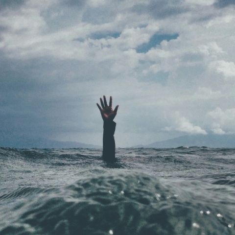 ανθρωπος πνιγεται στη θαλασσα