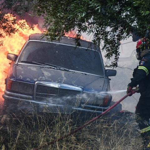 Στάχτη πάνω από 500 αυτοκίνητα στο Τελωνείο Πατρών - Τεράστιες οι ζημιές από τη φωτιά στην Αχαΐα