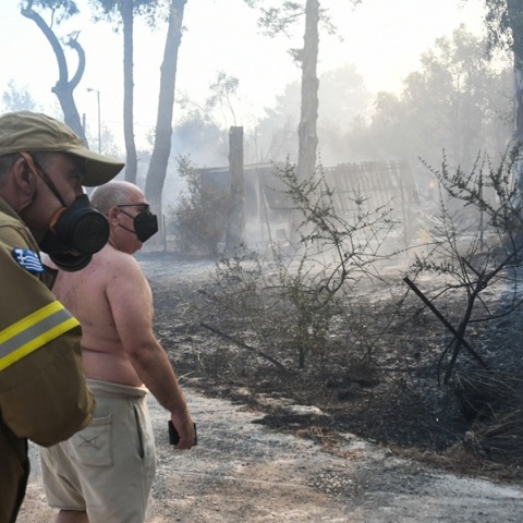 76 πολίτες απεγκλωβίστηκαν χθες από τις φωτιές σε Πάτρα και Χίο