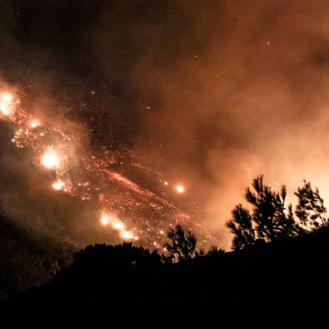 Πύρινος εφιάλτης στη Χίο: Κάτοικοι εγκατέλειψαν τα σπίτια τους, απεγκλωβισμοί από το Λιμενικό