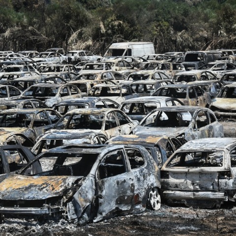 Στάχτη έγιναν 550 οχήματα στο Τελωνείο Πατρών - Φωτογραφίες από τις εγκαταστάσεις