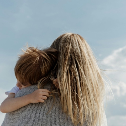 μητερα αγκαλιαζει παιδι