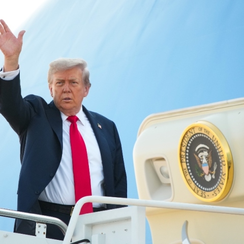 Ο Ντόναλντ Τραμπ επιβιβάζεται στο Air Force One Με προορισμό την Αλάσκα