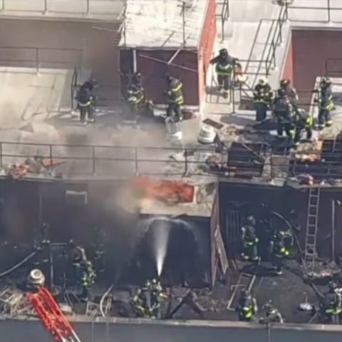 Πυροσβέστες προσπαθούν να σβήσουν τη φωτιά μετά από έκρηξη στο Μανχάταν της Νέας Υόρκης