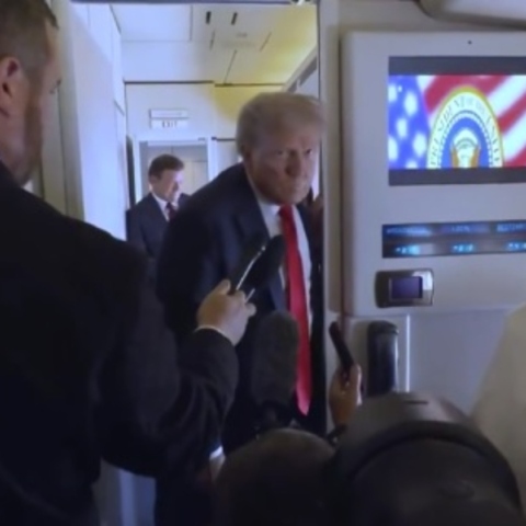 Ο πρόεδρος των ΗΠΑ, Ντόναλντ Τραμπ στο Air Forcr One