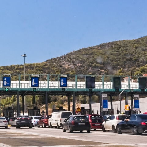 Σε εξέλιξη η επιστροφή των εκδρομέων του Δεκαπενταύγουστου: Αυξημένη κίνηση στην Αθηνών-Κορίνθου