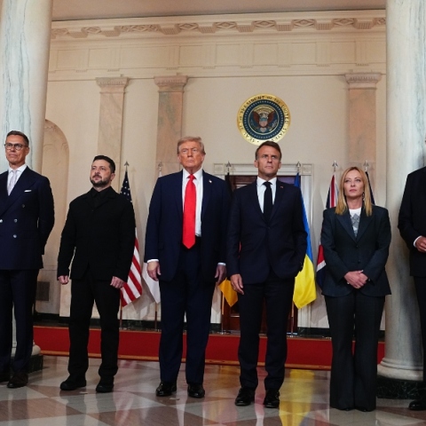 Ο Ντόναλντ Τραμπ κατά την έναρξη της ιστορικής συνόδου με τους Ευρωπαίους ηγέτες στον Λευκό Οίκο