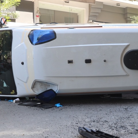 Ανατροπή ασθενοφόρου στου Γουδή: Η στιγμή που το όχημα αναποδογύρισε στη μέση του δρόμου