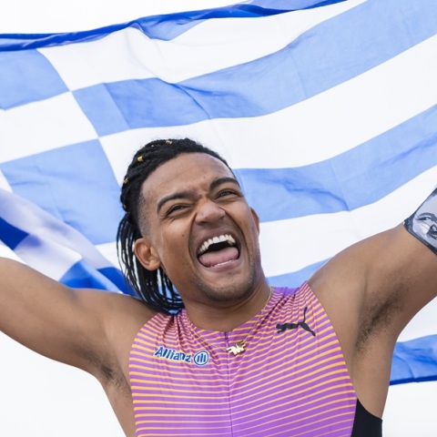 Εμμανουήλ Καραλής: Έξαλλοι πανηγυρισμοί, selfie και…ελβετικό τυρί μετά τη νίκη του στη Λωζάνη (vid)