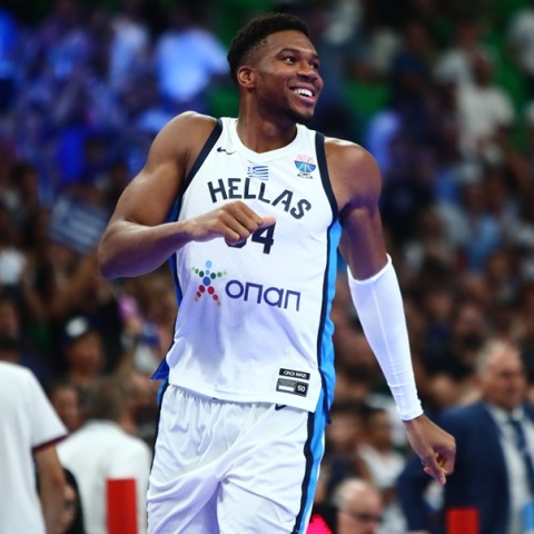 Όπου Γιάννης μάλαμα – Η απίστευτη εμφάνιση του Αντετοκούνμπο κόντρα στη Λετονία (vid)