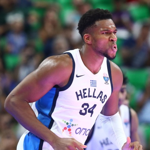 Με 25άρα του Γιάννη Αντετοκούνμπο η Εθνική διέσυρε τη Λετονία (104-86) στην πρεμιέρα του «Ακρόπολις»
