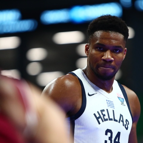 Ασταμάτητος ο Γιάννης Αντετοκούνμπο στην έναρξη του αγώνα με τη Λετονία (vid)