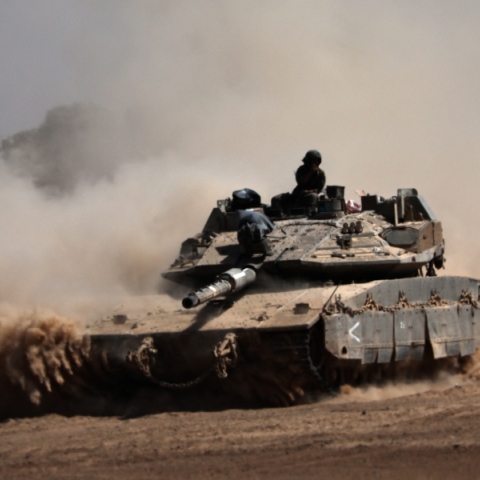 Ισραηλινό άρμα μάχης περιπολεί τα σύνορα με τη Γάζα