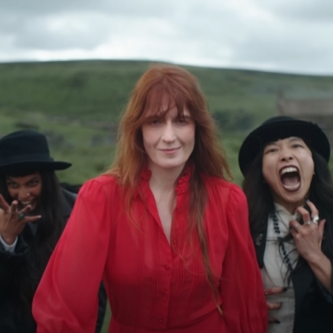 Οι Florence + The Machine ανακοινώνουν το νέο τους άλμπουμ και κυκλοφορούν το βίντεο για το ομώνυμο κομμάτι «Everybody Scream»