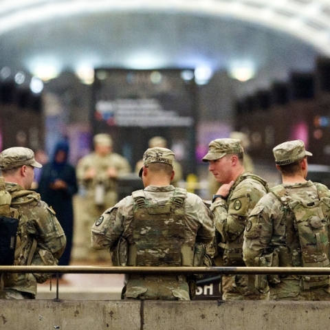 Μέλη της Εθνοφρουράς στο μετρό της Ουάσινγκτον