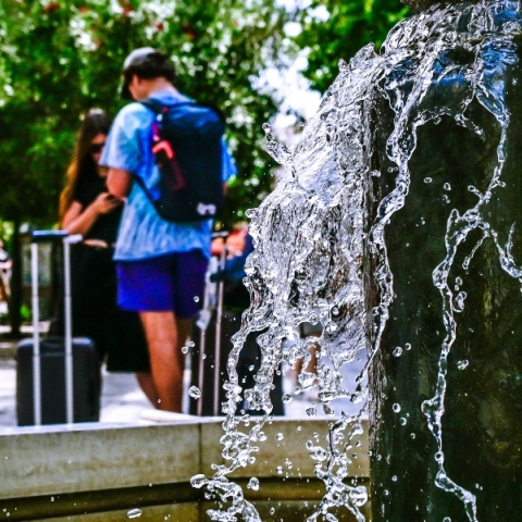 Καιρός, συντριβανι, περαστικοι