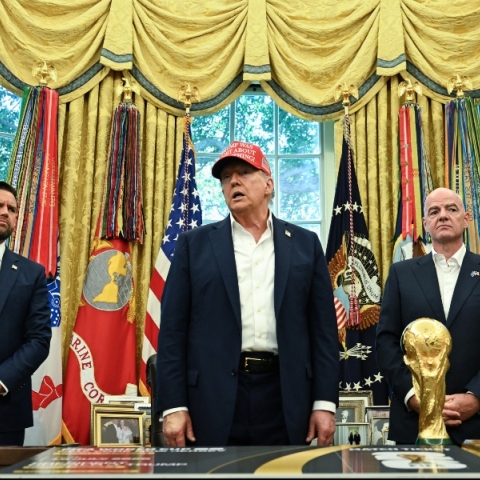 Ο Τραμπ στο Οβάλ Γραφείο μαζί με τον πρόεδρο της FIFA, Τζάνι Ινφαντίνο