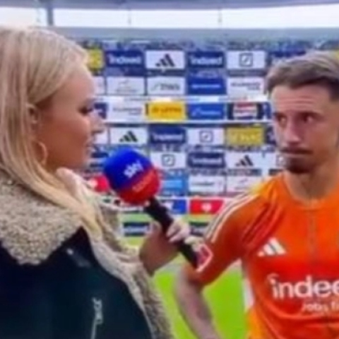 Του είπε «μπράβο για τη νίκη»: Η ομάδα του είχε μόλις δεχθεί 4 γκολ – Viral Γερμανίδα ρεπόρτερ της Bundesliga