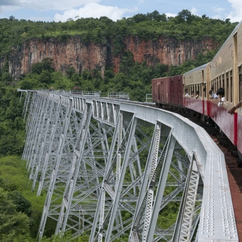 Καταστράφηκε η ιστορική γέφυρα Γκοκτέικ στη Μιανμάρ εν μέσω του εμφυλίου πολέμου