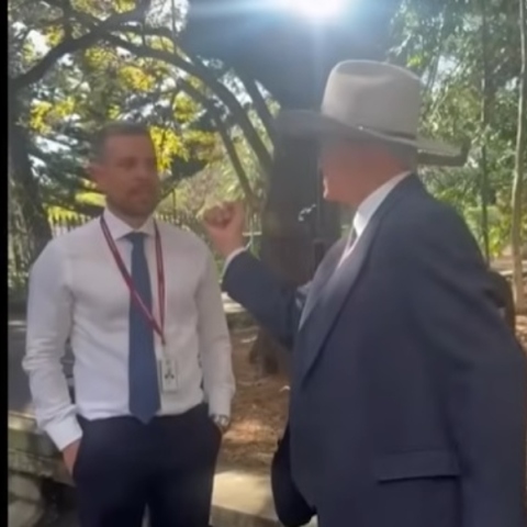 Βουλευτής στην Αυστραλία απείλησε να γρονθοκοπήσει δημοσιογράφο