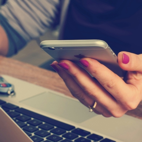 χερι κρατα κινητο