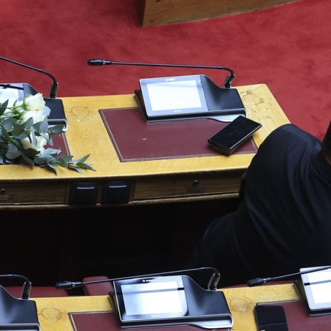 Βουλή: Ενός λεπτού σιγή για τον Απόστολο Βεσυρόπουλο - Ορκίσθηκε η Στέλλα Αραμπατζή