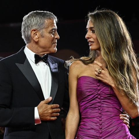 Τζορτζ Κλούνεϊ: Η εντυπωσιακή εμφάνιση με την Αμάλ στο κόκκινο χαλί του Φεστιβάλ Βενετίας