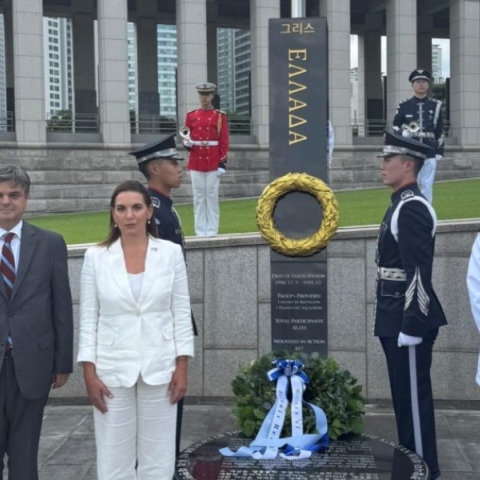 Η Όλγα Κεφαλογιάννη στο μνημείο των Ελλήνων πεσόντων 