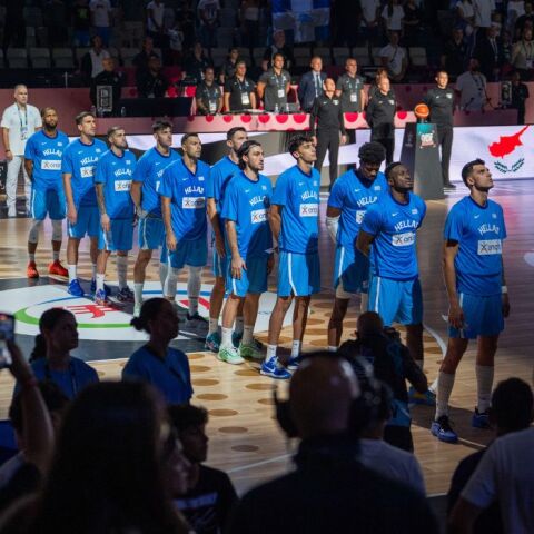 Εurobasket 2025: Η ιστορική στιγμή με τον κοινό Εθνικό ύμνο πριν το τζάμπολ του αγώνα Κύπρος – Ελλάδα: