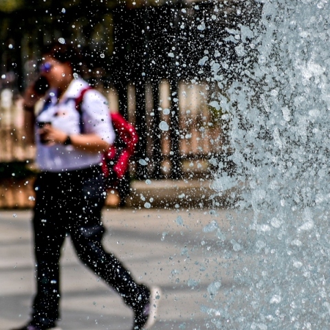 Καιρός, συντριβανι, περαστικοι