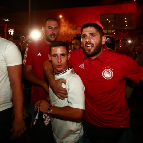 Ποντένσε: Έφτασε στην Ελλάδα – Θερμή υποδοχή από τους φίλους του Ολυμπιακού (pics)