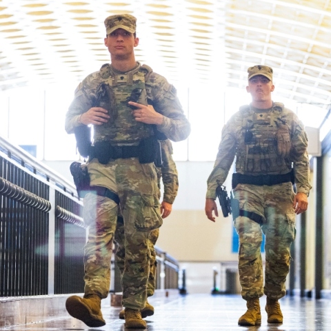 Μέλη της Εθνοφρουράς περιπολούν τους δρόμους του Λος Άντζελες