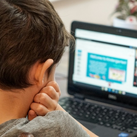 ChatGPT, παιδι μπροστα σε λαπτοπ