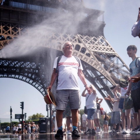 Γαλλία, πυργος του Αιφελ, περαστικοι, καλοκαιρι