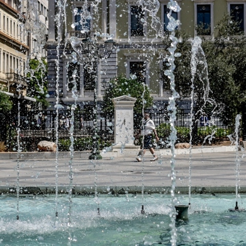 Καιρός, συντριβανι, περαστικοι