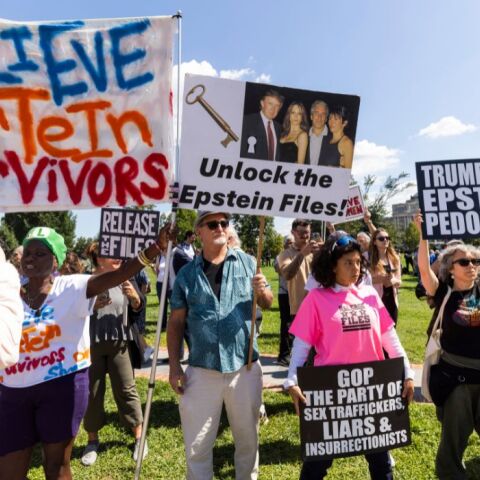 Θύματα του Επστάϊν ζητούν από το Κογκρέσο την πλήρη δημοσιοποίηση των αρχείων