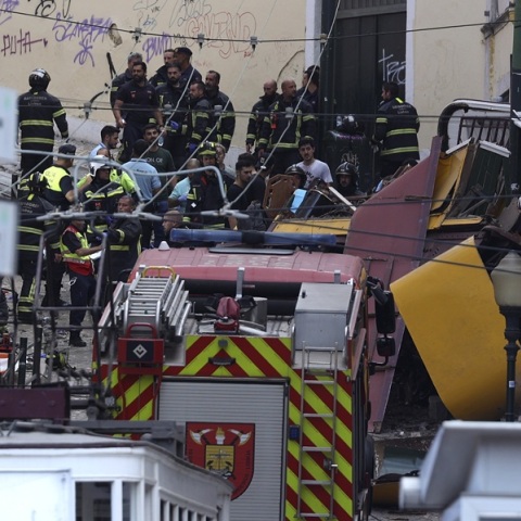 Δίχως τέλος η τραγωδία στην Πορτογαλία: 15 νεκροί από τον εκτροχιασμό του τελεφερίκ Γκλόρια