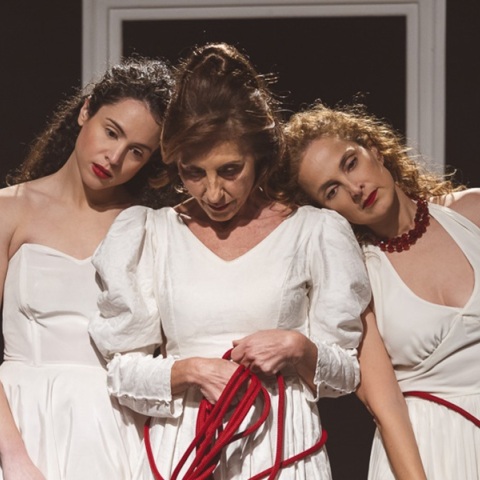 Μονόκλινο σε μπουάτ στο θέατρο Αλκμήνη