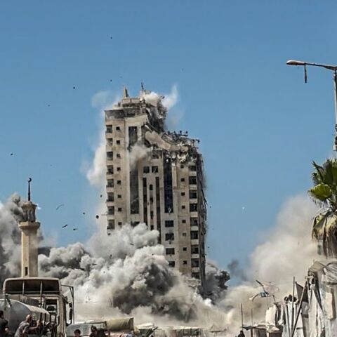 Ο ισραηλινός στρατός ισοπέδωσε 12ώροφο πύργο στη Γάζα