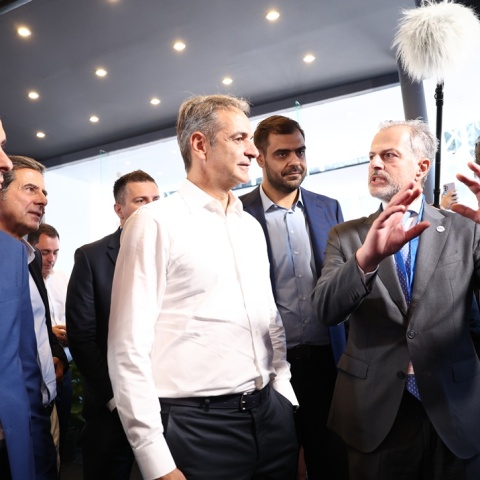 Οι ειδήσεις και τα παραπολιτικά της επίσκεψης Μητσοτάκη στα περίπτερα της ΔΕΘ