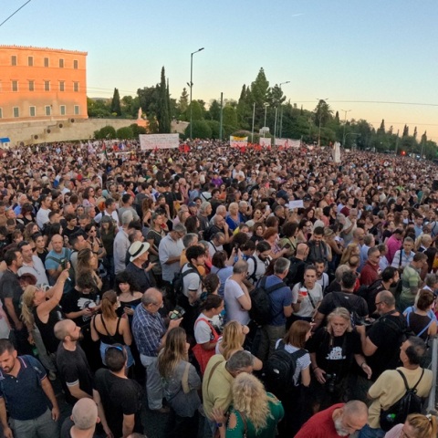 Προσαγωγές στην πορεία για τα Τέμπη στο Σύνταγμα - Εντοπίστηκαν 5 εμπρηστικοί μηχανισμοί