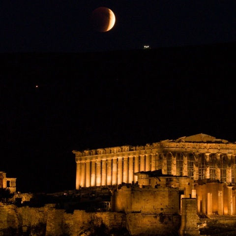 Η Σελήνη σε κόκκινο φόντο - Μαγικές εικόνες από το «ματωμένο φεγγάρι»