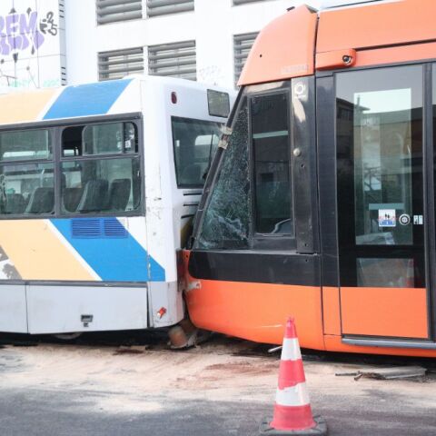 ΣΥΓΚΡΟΥΣΗ ΑΣΤΙΚΟΥ ΛΕΩΦΟΡΕΙΟΥ ΟΑΣΑ ΜΕ ΤΡΑΜ ΣΤΟΝ ΠΕΙΡΑΙΑ (ΓΙΑΝΝΗΣ ΠΑΝΑΓΟΠΟΥΛΟΣ/EUROKINISSI)