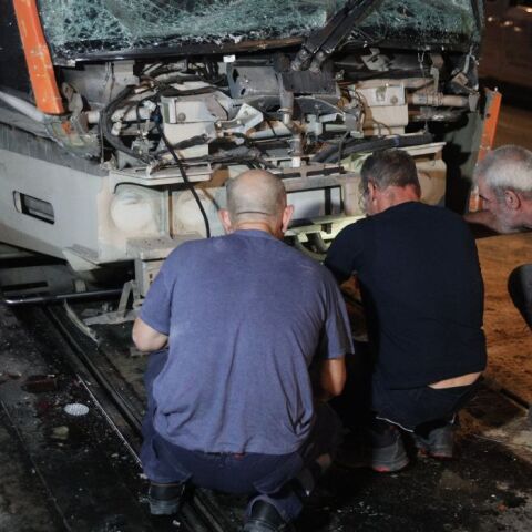 ΣΥΓΚΡΟΥΣΗ ΑΣΤΙΚΟΥ ΛΕΩΦΟΡΕΙΟΥ ΟΑΣΑ ΜΕ ΤΡΑΜ ΣΤΟΝ ΠΕΙΡΑΙΑ (ΓΙΑΝΝΗΣ ΠΑΝΑΓΟΠΟΥΛΟΣ/EUROKINISSI)