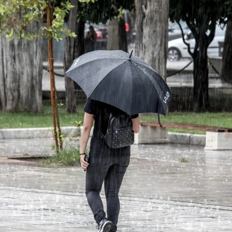 Καιρός, περαστικοι, βροχη